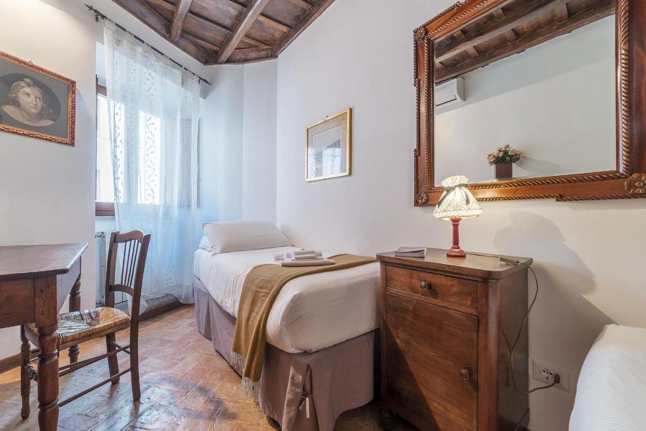 By the charming Piazza Navona - FromHometoRoma Esterno foto